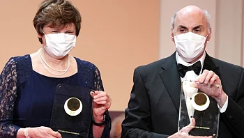 פרס נובל לרפואה לחוקרים שהובילו לפיתוח החיסונים לקורונה