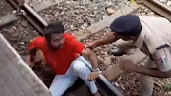 גבר נפל למסילה והצליח לשרוד למרות שהרכבת דהרה מעליו