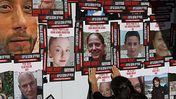 משפחות החטופים מול הכנסת: "הופקרנו, תסתכלו לנו בעיניים"