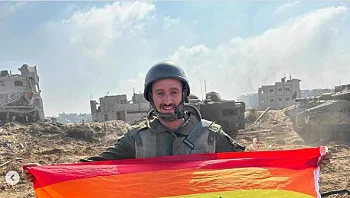תרימו! חייל ישראלי מניף את דגל הגאווה ברצועת עזה