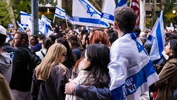 הקומיקאי בעצרת: "מעולם לא חשתי גאווה גדולה יותר להיות יהודי"