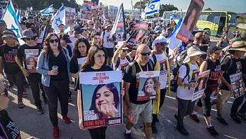 "להחזיר את כולם": משפחות החטופים ממשיכות בצעדת המחאה