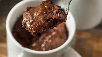חמה, רכה ומלאת נחמה: עוגת לבה שוקולדית בספל שמכינים במיקרו