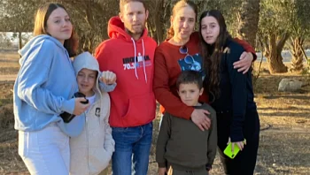 "מחכים בסבל, אבל אופטימיים": אחותו של עומרי וילדיה נחטפו