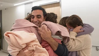 החיבוקים הראשונים והדמעות: תיעוד חדש מחזרת 13 החטופים
