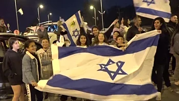 כל הארץ דגלים: הישראלים שמחכים מדי ערב למשוחררים