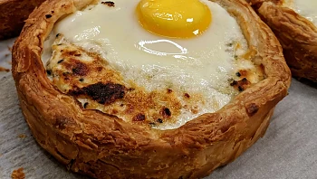 ארוחה שלמה בתוך בצק עלים: מאפה קריספי במילוי גבינות וביצה
