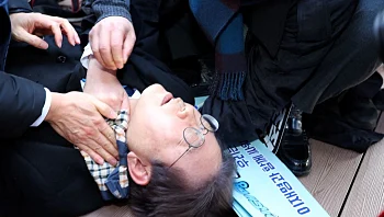ניסיון רצח לעיני המצלמות: מנהיג האופוזיציה בדרום קוריאה נדקר