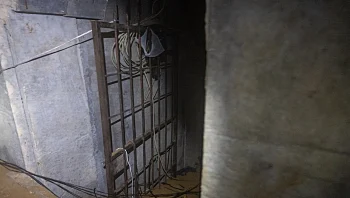סורגים ומזרנים, בעומק 20 מטרים: תיעוד מהמנהרה בה שהו חטופים