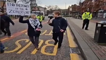 שגריר בן 13: הנער הבריטי שמגן על ישראל במנצ'סטר
