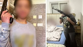 פעוט אוחז אקדח, נערה עם קלצ'ניקוב: בתוך בתי סוחרי הנשק