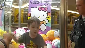 פעוט בן 3 נתקע במכונת משחקים, לשוטרים לא הייתה ברירה