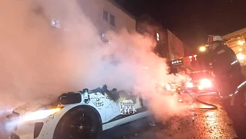 רכב אוטונומי של Waymo הוצת על ידי המון זועם