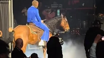 הראפר עלה לבמה עם סוס - בארגון זכויות בעלי החיים זעמו: "אכזרי"