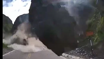 משאיות נמחצו במפולת סלעים - התיעוד הדרמטי ממצלמת הרכב