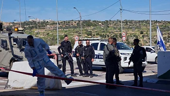 פיגוע דקירה בכניסה לירושלים: שני אנשי ביטחון נפצעו, המחבל נוטרל
