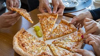 קסם הפיצה: למה אף אחד לא יכול לסרב לה?