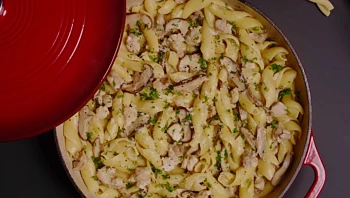 ארוחה שלמה בלי בלגן במטבח: פסטה עם עוף ופטריות בסיר אחד