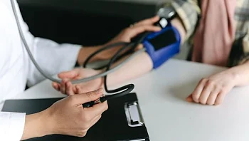 לחץ דם גבוה: כל הסכנות שכדאי להכיר ומתי לפנות לטיפול רפואי