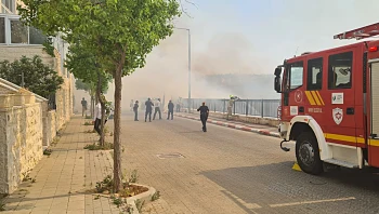 שריפה בי-ם: בתים בשכונת גילה פונו; צוותי כיבוי גדולים במקום