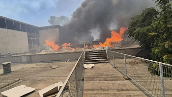 שריפת ענק בעמק המצלבה בירושלים התפשטה לעבר מוזיאון ישראל