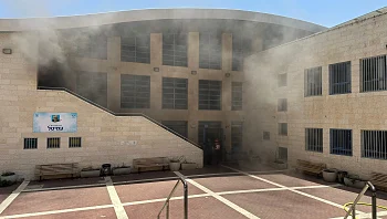 שריפה פרצה בבית ספר בי-ם, תלמידים פונו; נבדק אם ישנם לכודים