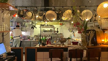 בסמטה קטנה בתל אביב מסתתר בית אוכל קסום להעביר בו את החמסין