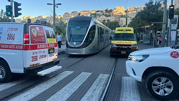 תאונה קטלנית בירושלים: הולכת רגל כבת 70 נהרגה מפגיעת הרכבת הקלה