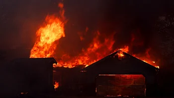 שריפת ענק בקליפורניה: אלף לוחמי אש מנסים להשתלט על הלהבות