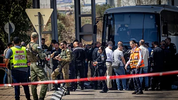 פיגוע דקירה במחסום המנהרות: לוחמת מג"ב נפצעה קל, המחבל חוסל