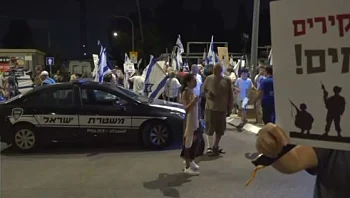 "בתנאים של בלפור": ההפגנות בבית הפצ"רית - והדיון במשטרה