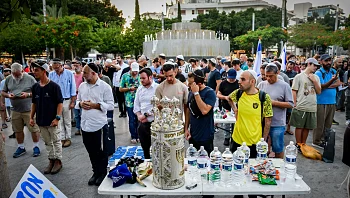 ברקע החלטת עיריית ת"א: עשרות השתתפו בתפילת מחאה בדיזנגוף