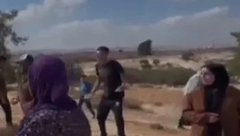 עשרות מתנחלים נכנסו לכפר פלסטיני: "השליכו אבנים וגרמו נזק"