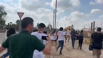 קרובי חטופים פרצו את גדר הגבול: "לא מפסיקים להילחם עליכם"