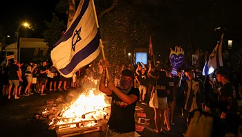 עימותים קשים ומעצרים במחאה בת"א: מדורה הוצתה בבגין