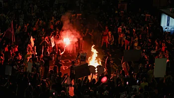 אלפים בהפגנה למען החטופים בת"א: מדורה בבגין, מוחים צועדים לאיילון