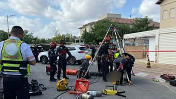 פועל נהרג מנפילה לבור ביוב במזכרת בתיה