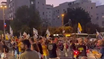 "תפסיקו עם המשחקים הפוליטיים": מחאות מחוץ לביתו של סער בת"א