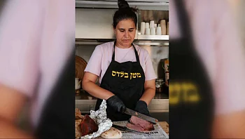 לזכרו של אחיה שנרצח בנובה: פודטראק הבשרים של שי בולדס