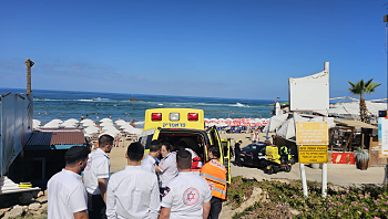 גבר כבן 70 טבע בחוף הסלע בבת ים, מצבו אנוש