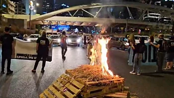 חסימות ומדורות באיילון בהפגנה בת"א: "שנת ההפקרה על שם נתניהו"