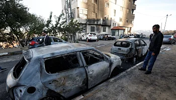 הפלסטינים: מתנחלים הציתו כ-20 כלי רכב ליד רמאללה; שב"כ חוקר