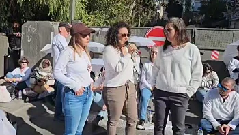 בני משפחות חטופים מפגינים מול המעון בי-ם: "המו"מ חייב להתקדם"