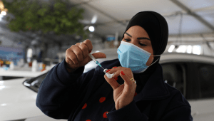 המגפה מתפשטת ברשות: נבחנת אפשרות לחיסון הפועלים הפלסטינים