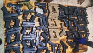 בתום מבצע משטרתי: 40 חשודים בסחר בנשק ואמל"ח נעצרו • תיעוד