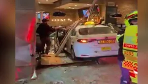 תיעוד: רכב התנגש לתוך מסעדה בתל אביב; חמישה נפצעו קל