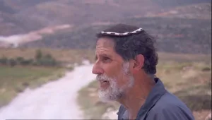 הפלסטינים מחבקים, המתנחלים מאיימים: חייו של הרב אריק אשרמן