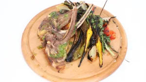 צלעות טלה עם ירקות צלויים בטאבון, רוטב לימון וכוסברה של לירון גרינברג