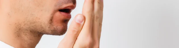 איך תדעו אם יש לכם ריח לא נעים מהפה וכיצד זה קשור לבריאות החניכיים?