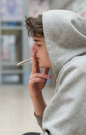 מה גורם לבני נוער להשתמש בסמים - ואיך תבחינו בסימני האזהרה?